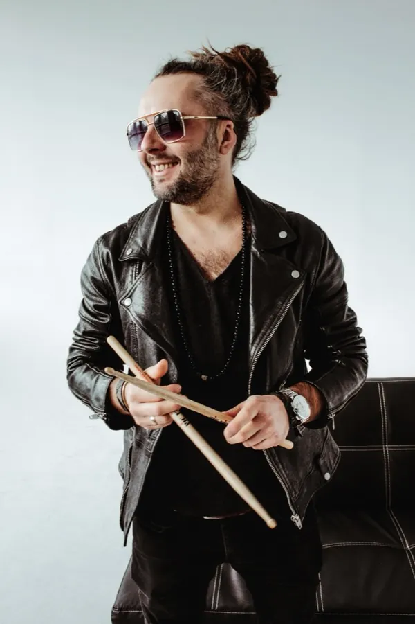 Bartosz Niebielecki, perkusista i producent